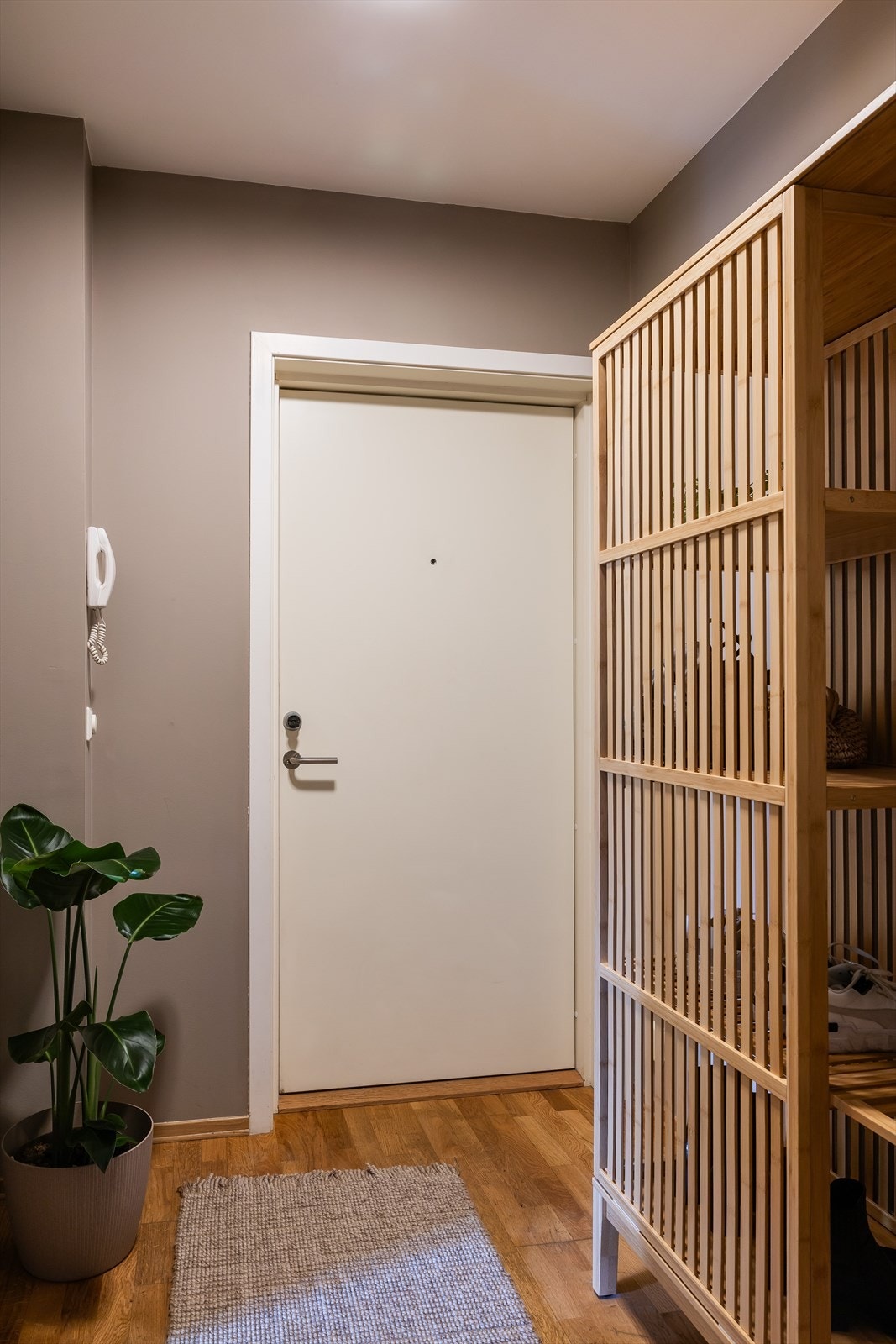 Leilighetens entré er lys og innbydende og gir et godt førsteinntrykk av boligen. Galleribilde