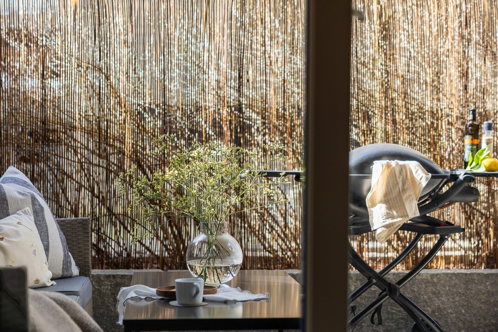 Fra stuen kommer du ut til boligens herlige markterrasse. Galleribilde