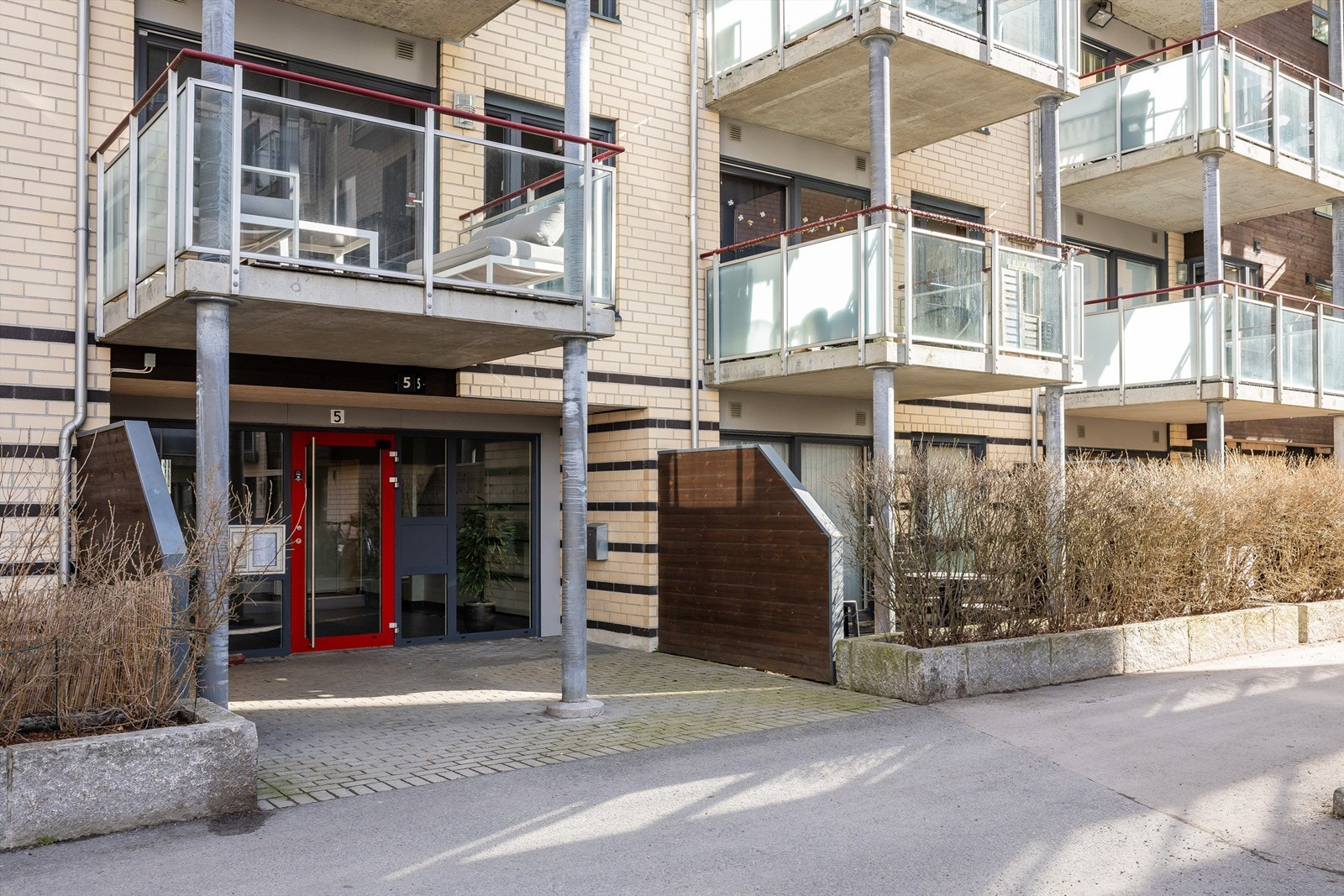 Nydalen Allé 5 har en sentral beliggenhet på Solsiden i Nydalen med umiddelbar nærhet til BI og de aller fleste fasiliteter. Galleribilde