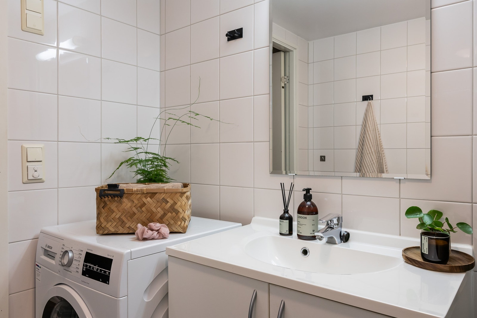 Badet er pent flislagt på gulv og vegger med varme i gulvet. Galleribilde