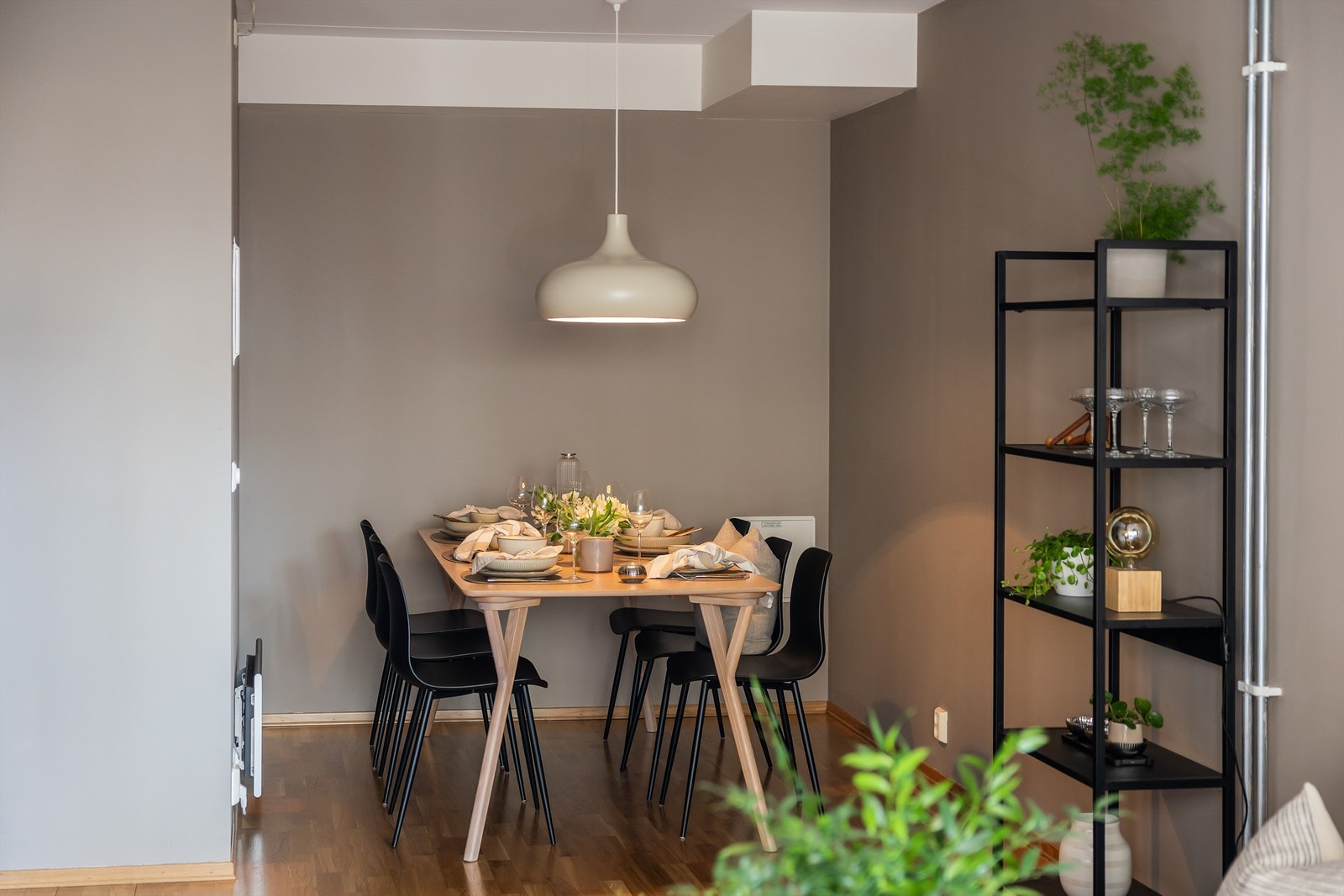 Boligen har overflater holdt i behagelige nyanser. Galleribilde