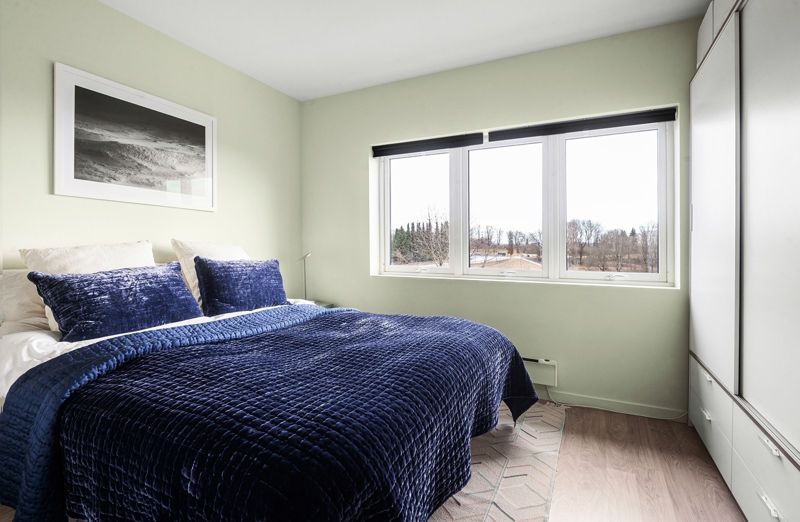 Romslig soverom nr. 1 med garderobe på hel vegg og nydelig usjenert utsikt Galleribilde