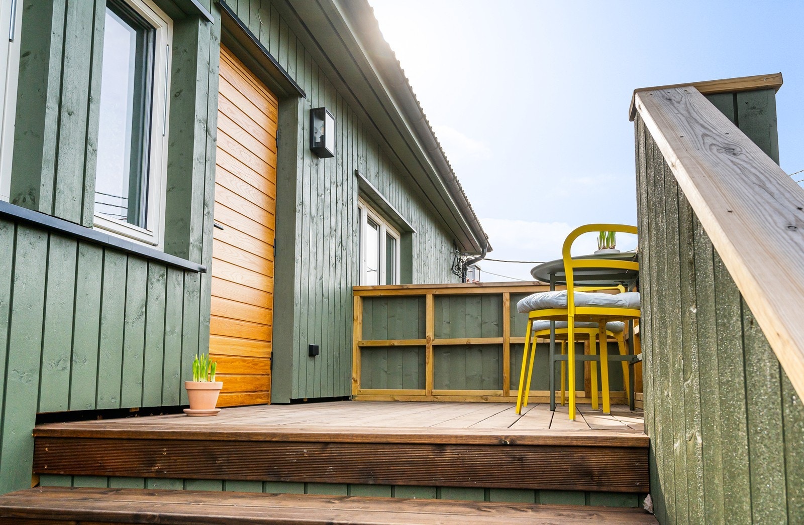 Huset er etterisolert og det er ny kledning og ny inngangsdør fra Jømna brug. Terrassen på inngangssiden er vestvendt og har solen helt til kvelden Galleribilde