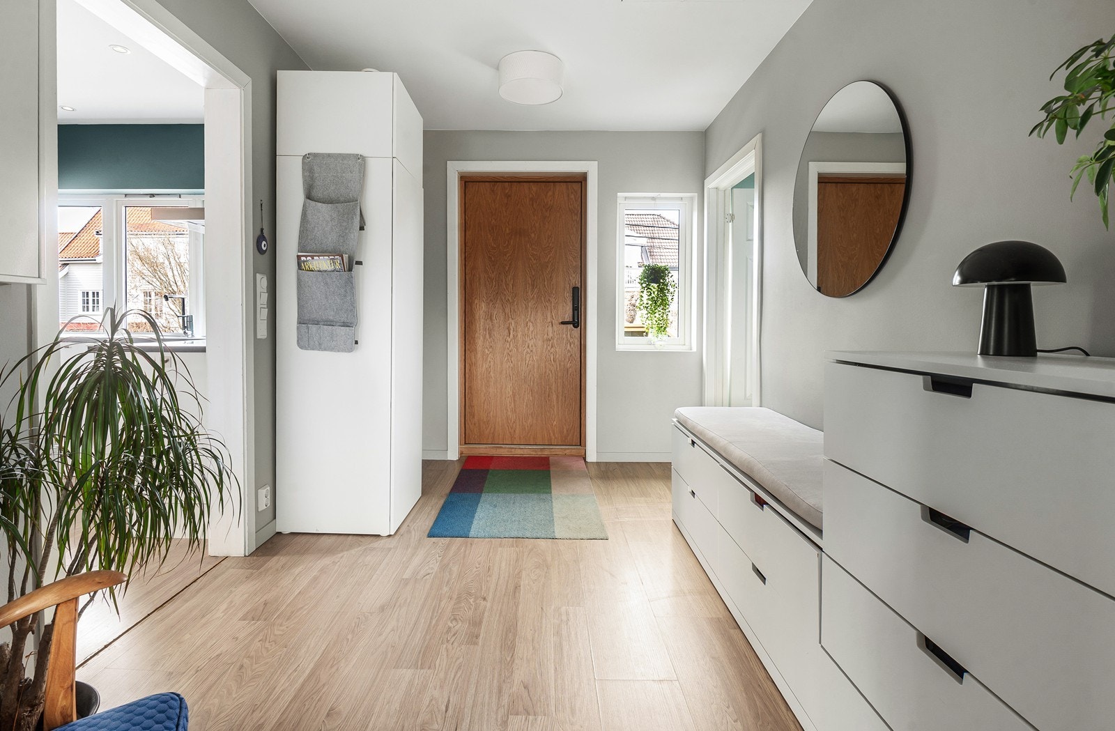 Gangen rommer mye oppbevaringsmuligheter Galleribilde