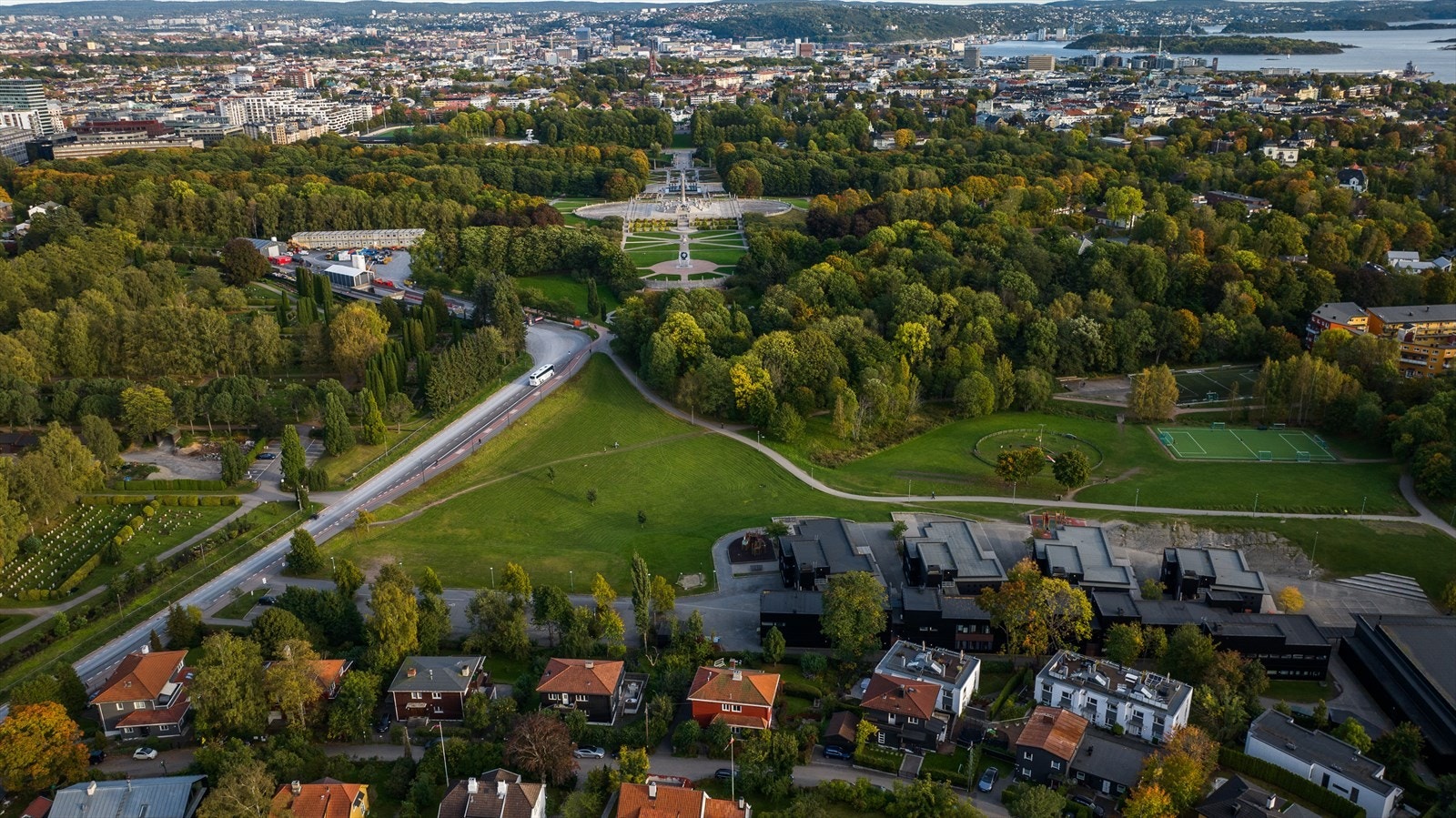 Oversiktsbilde (tatt før kledning på huset er skiftet ) Det vil bli etablert port mot skolen på nedre del av tomten Galleribilde
