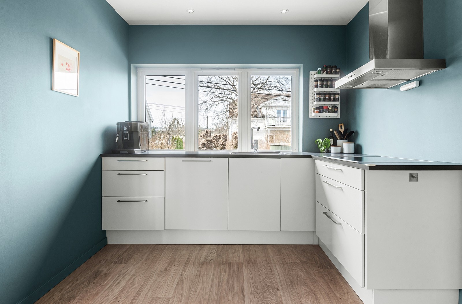 HTH- kjøkken fra 2013 med hyggelig arbeidssone ved vinduet Galleribilde