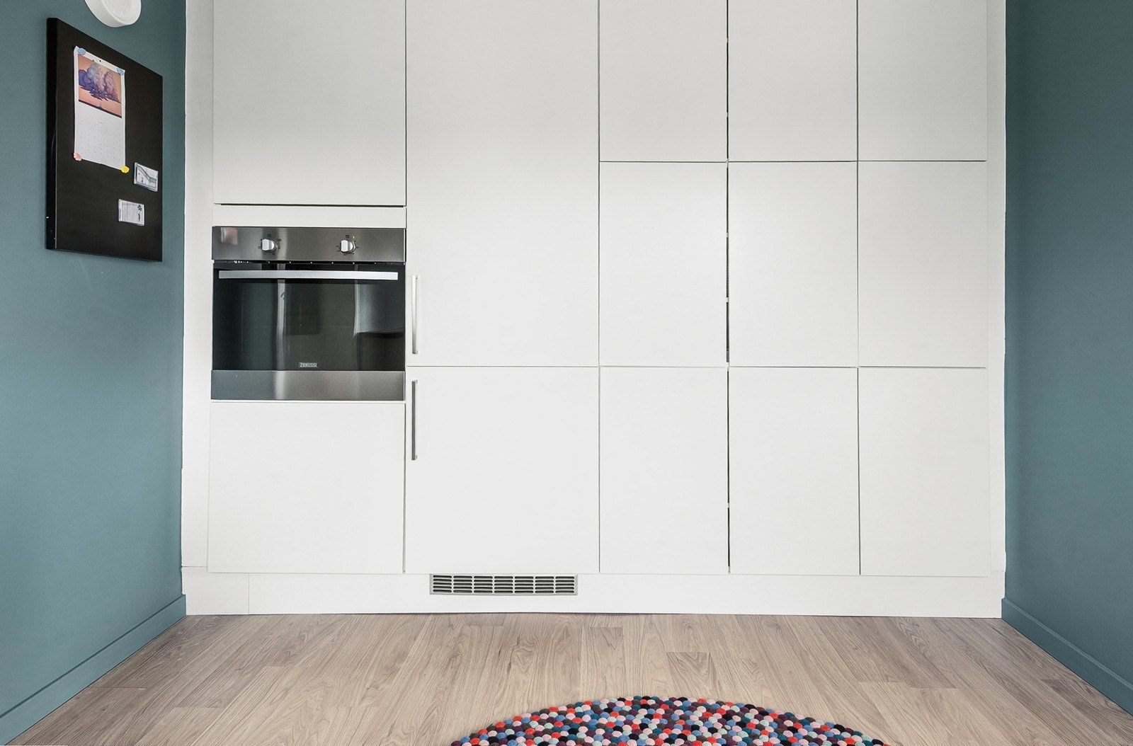 Her er det god kapasitet på oppbevaring med takhøy skaprekke på hele endevegg Galleribilde