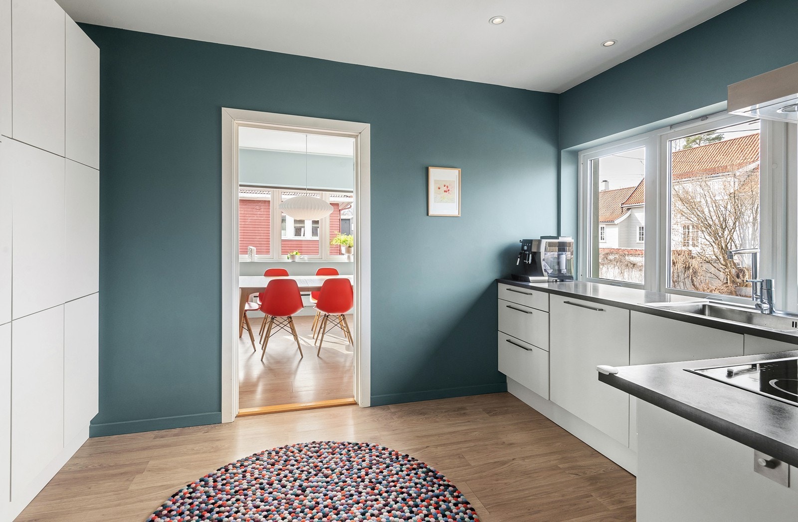 Det er mulig å åpne opp mot spisestue fra kjøkkenet Galleribilde