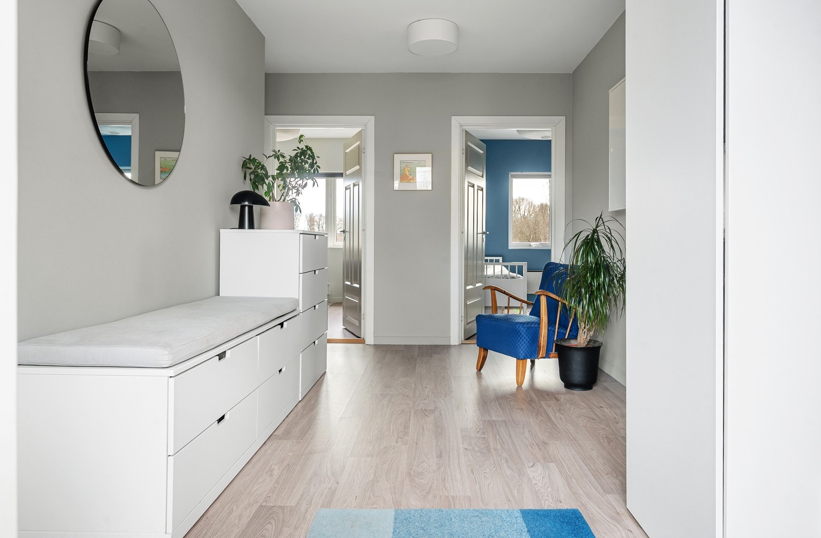 Hyggelig inngangsparti med adkomst til alle 3 soverom + bad Galleribilde