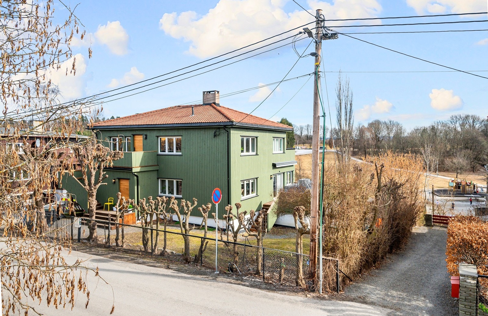 Leiligheten ligger i en tidstypisk, klassisk villa i en rolig, veldig hyggelig gate tett inntil Frognerparken Galleribilde