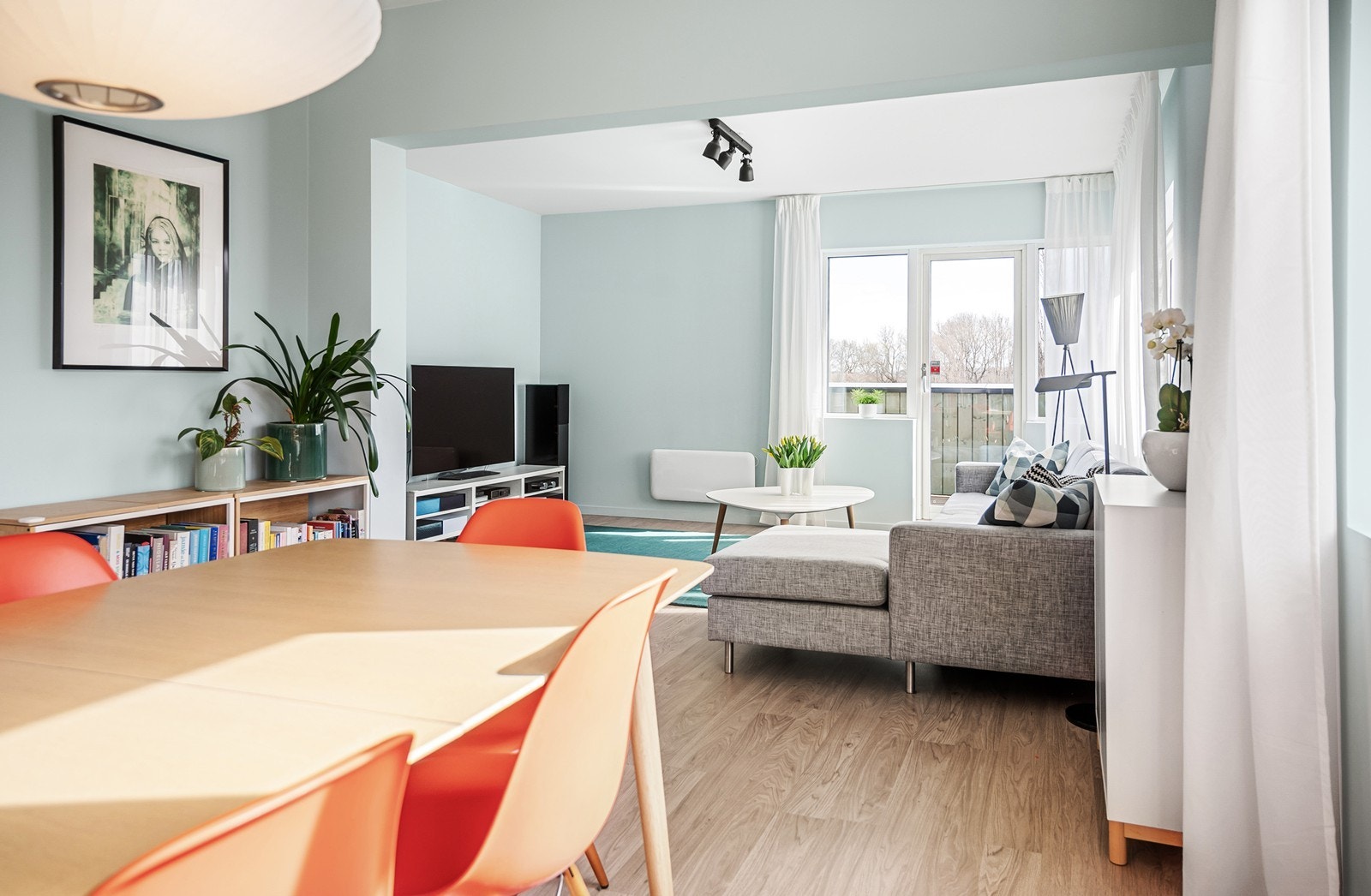 Det er åpnet opp mellom spisestue og dagligstue Galleribilde