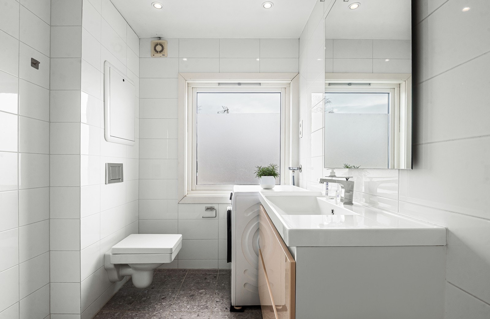 Dusjbad / wc med plass til vaskemaskin Galleribilde