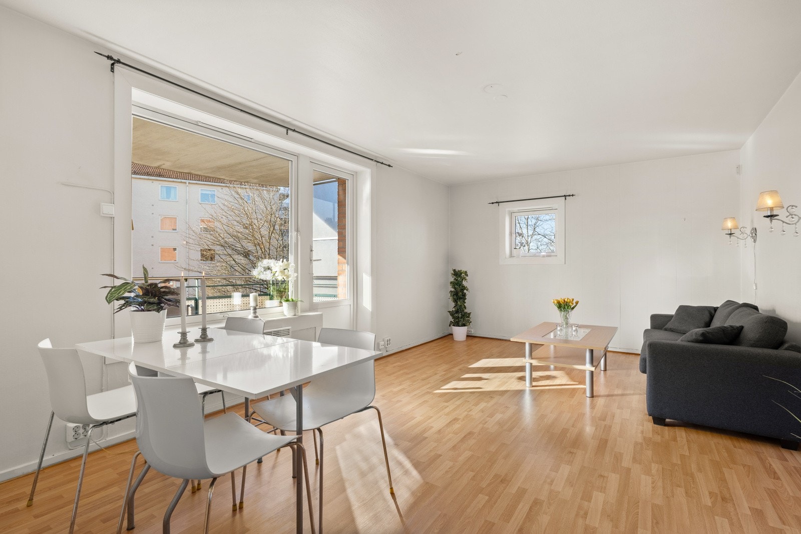 Leiligheten har en stue av god størrelse, og du får plass til en sofagruppe med tilhørende bord, samt spisebord. Galleribilde