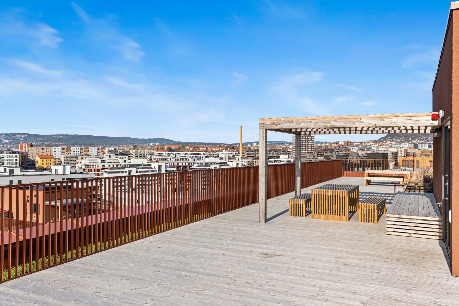 Felles takterrasse med sittegrupper og fantastisk utsikt over Oslo Galleribilde