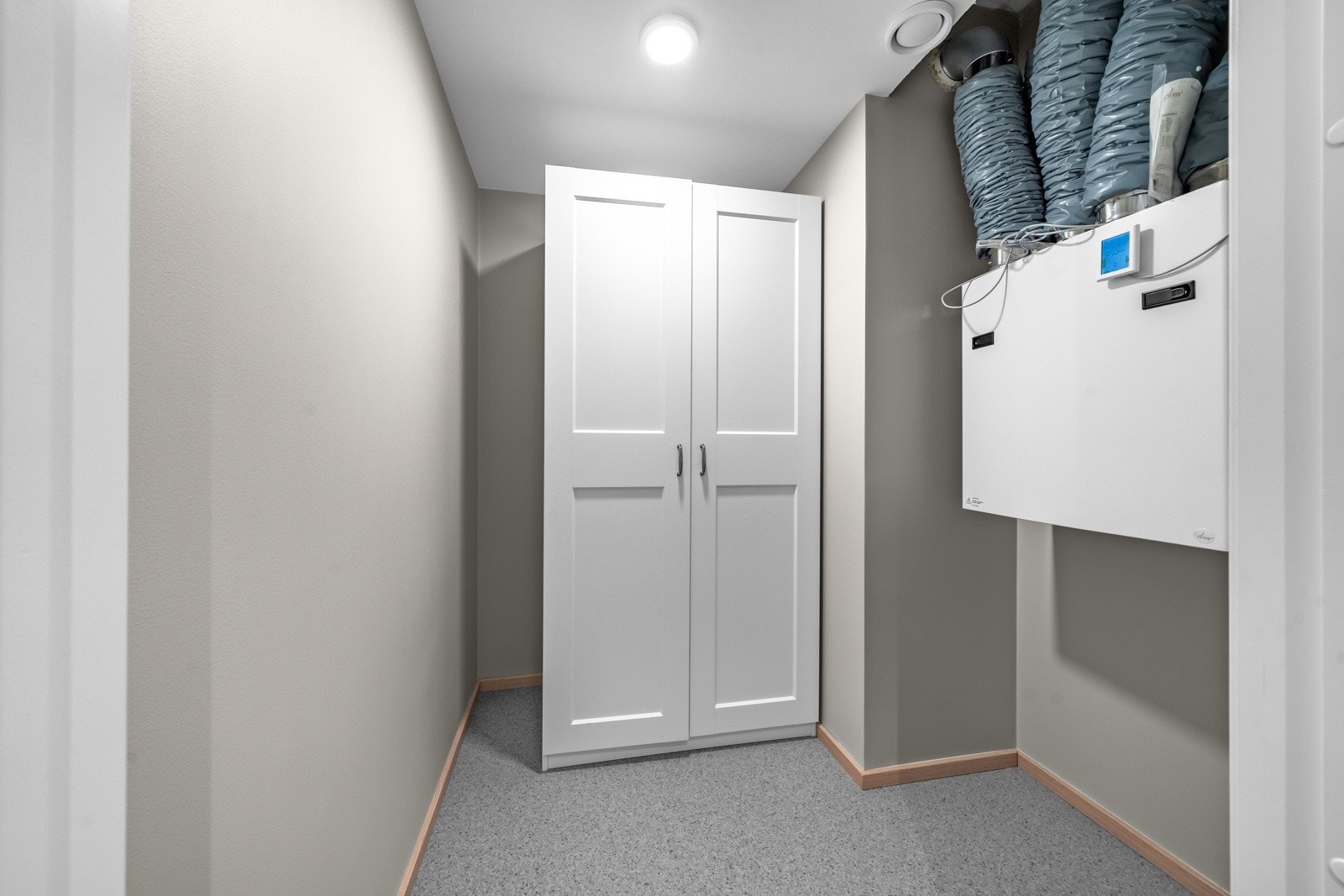 Innvendig bod/walk-in garderobe i entréen Galleribilde