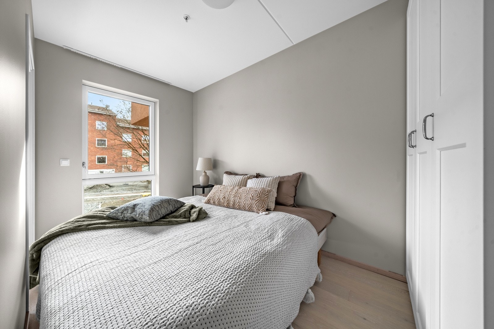 Soverom vendt mot rolige omgivelser. God plass til dobbeltseng og garderobeløsning Galleribilde