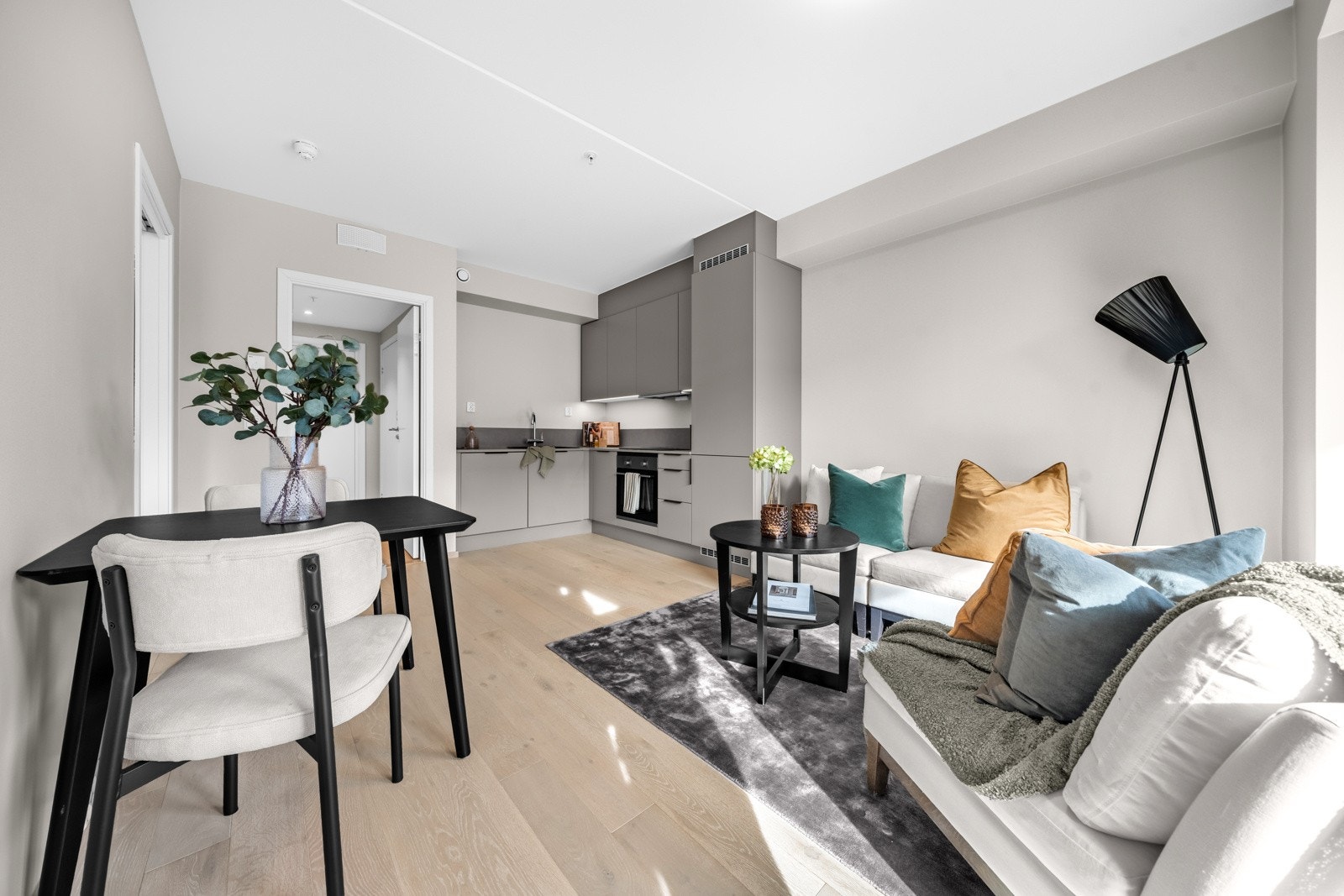 God plass til å møblere med både sofagruppe og spisebord i stuen Galleribilde