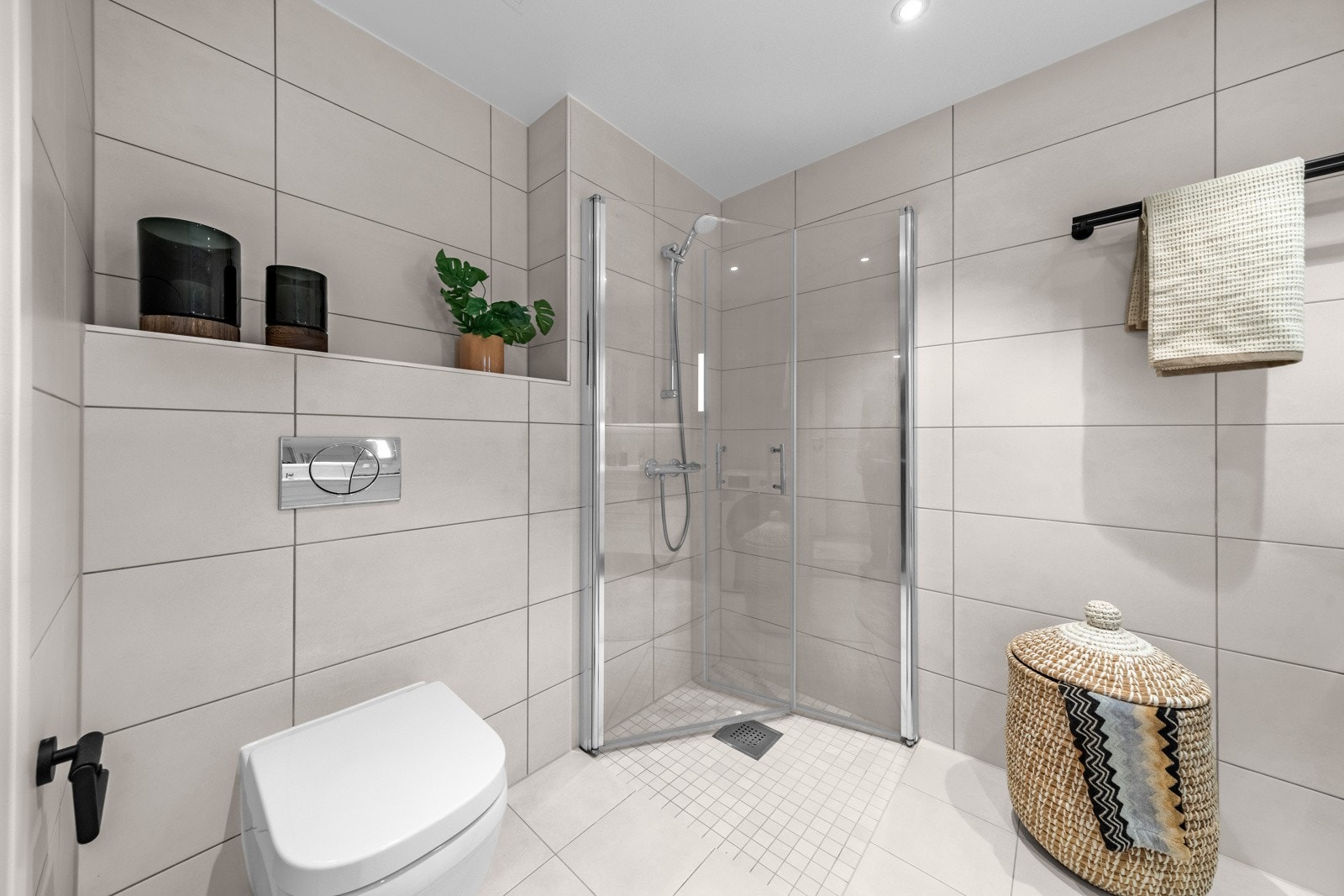 Delikat baderom med gulvvarme og opplegg for vaskemaskin og tørketrommel Galleribilde