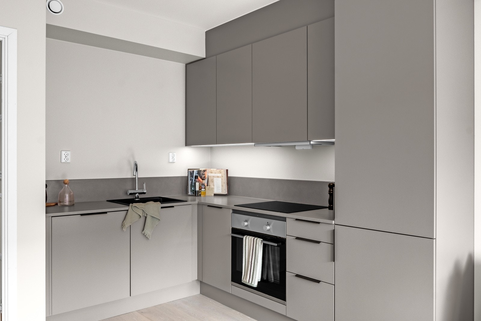 Lekkert kjøkken fra HTH med integrerte hvitevarer, samt god skap- og benkeplass Galleribilde