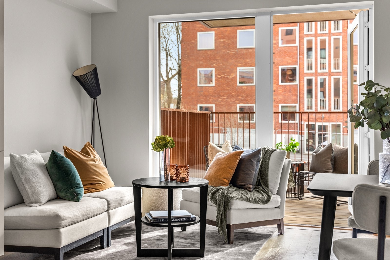 Store vindusflater som sørger for rikelig med naturlig lys Galleribilde