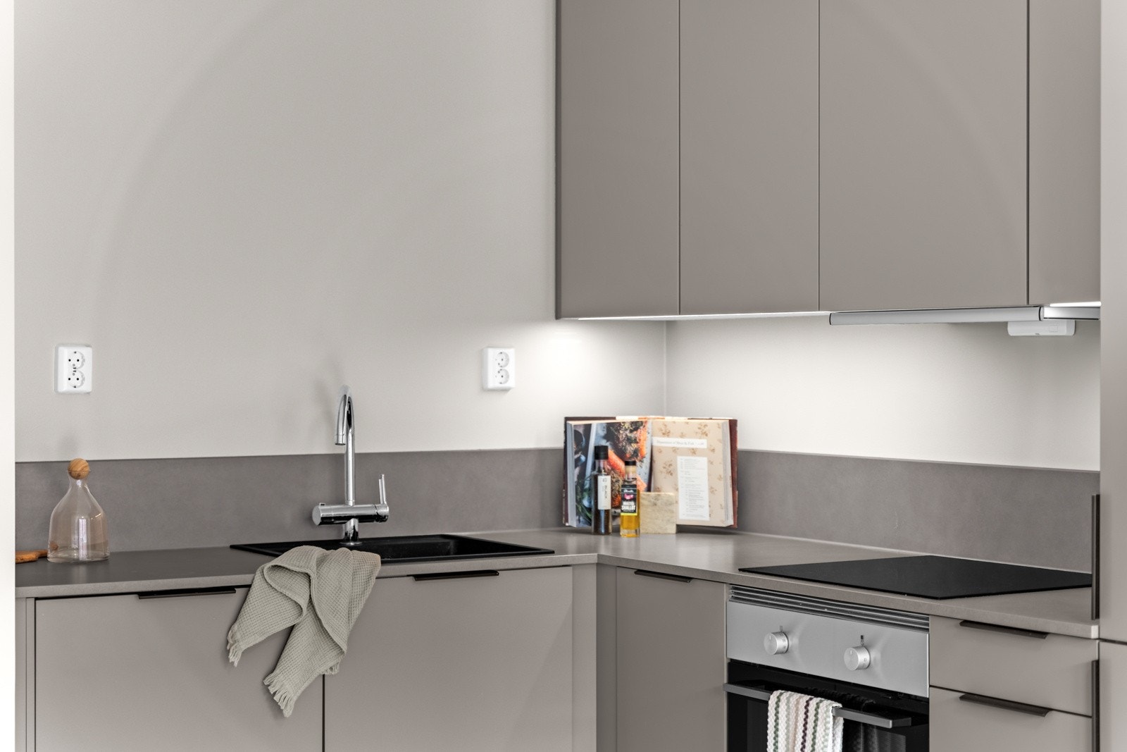 Lekkert kjøkken fra HTH med integrerte hvitevarer, samt god skap- og benkeplass Galleribilde