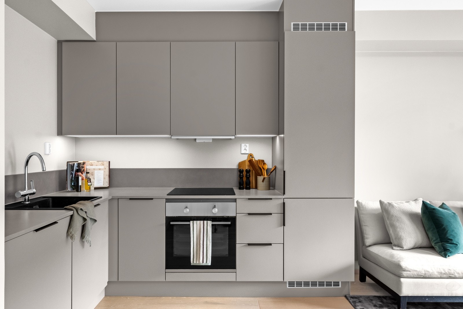 Lekkert kjøkken fra HTH med integrerte hvitevarer, samt god skap- og benkeplass Galleribilde