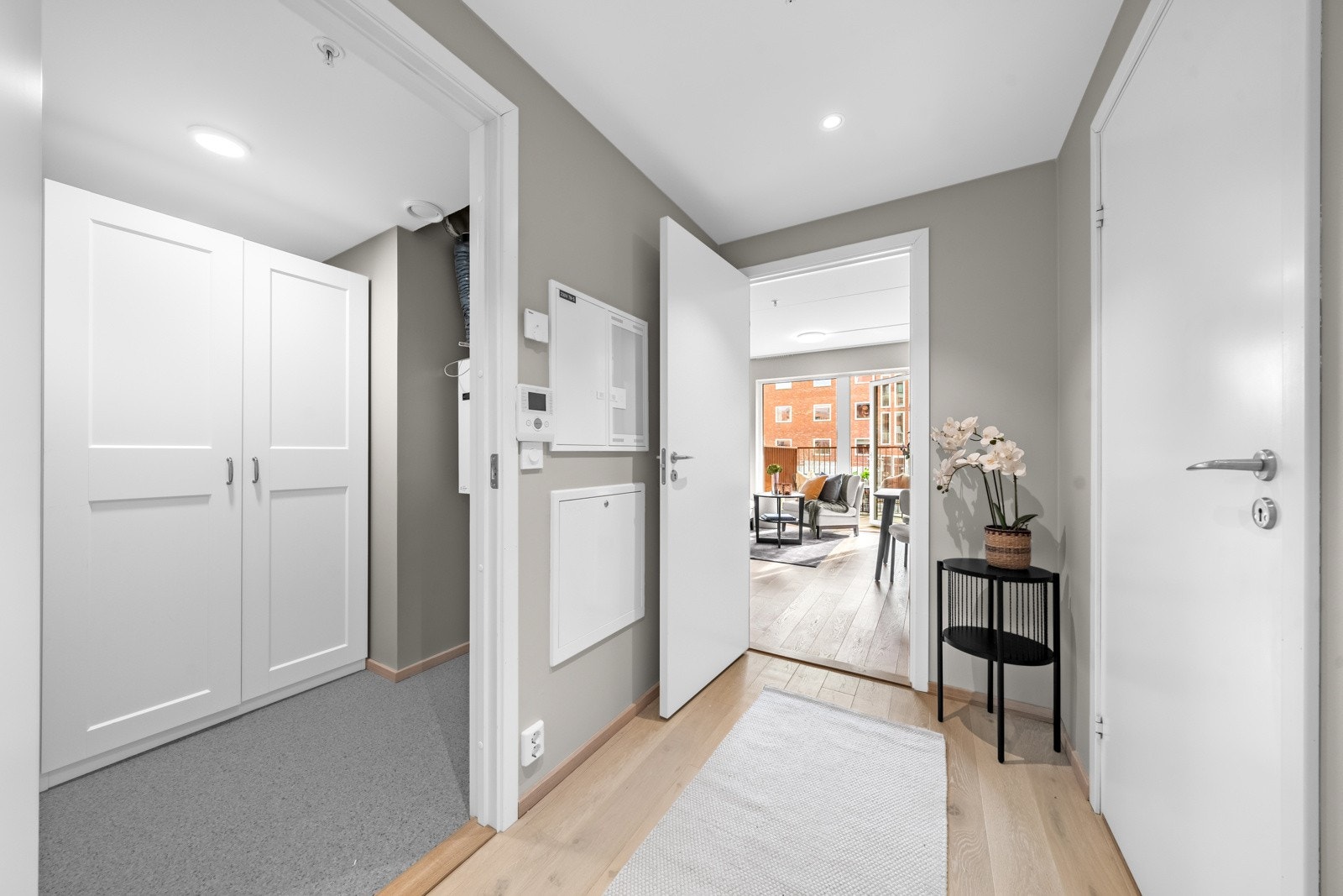 Entré med stor innvendig bod/walk-in garderobe Galleribilde