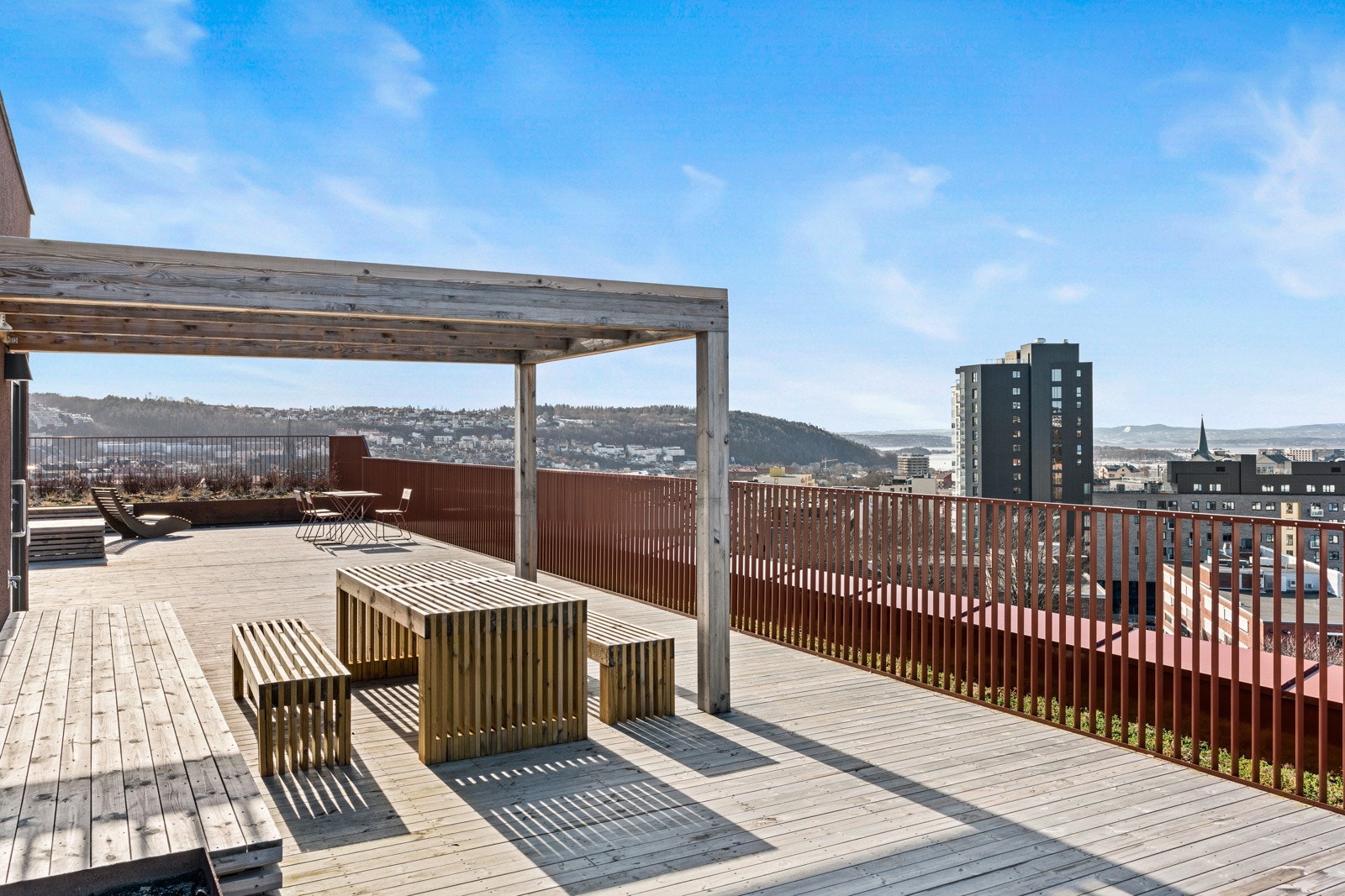 Felles takterrasse med sittegrupper og fantastisk utsikt over Oslo Galleribilde