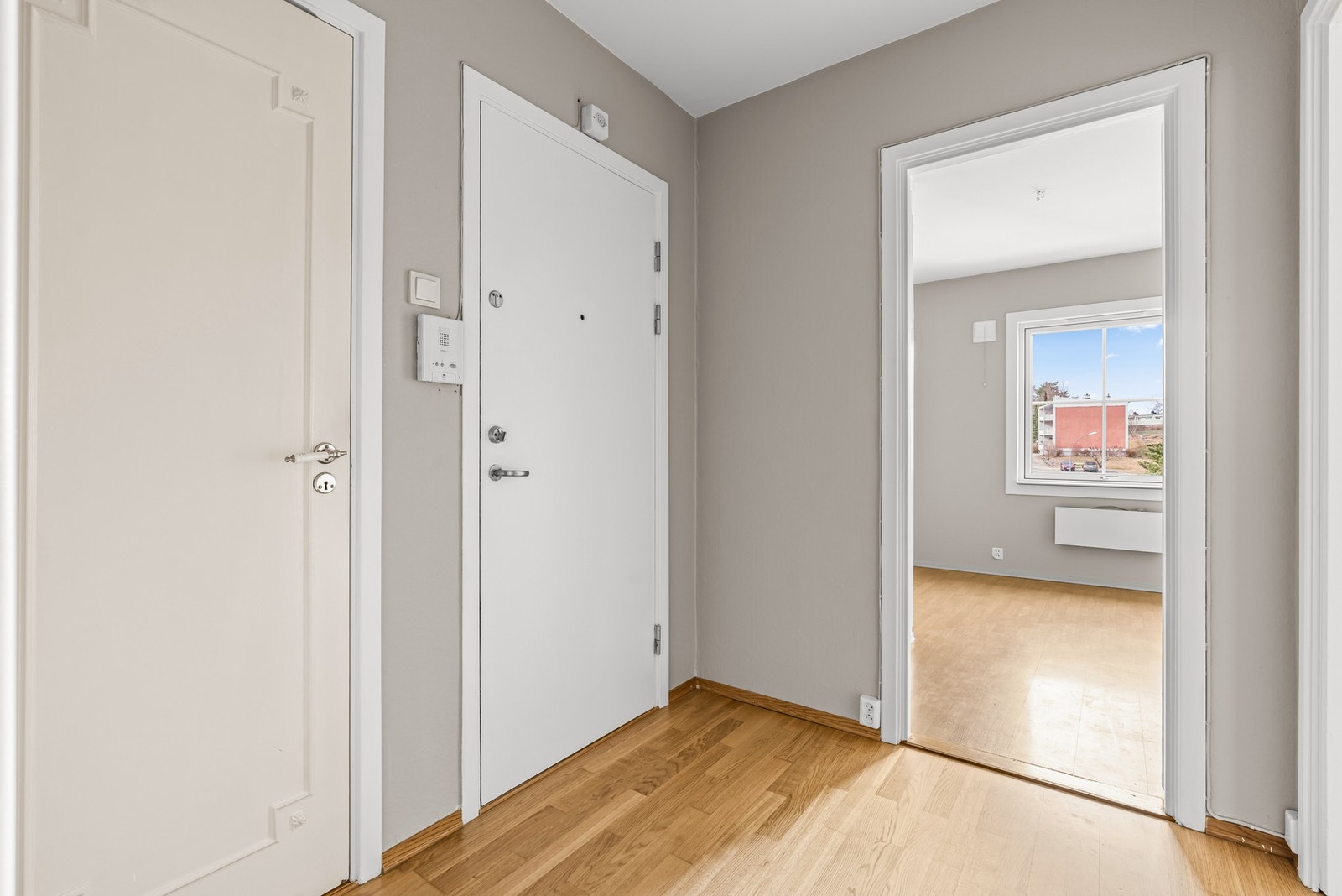 Ved inngangsdøren er det montert dørcalling-anlegg Galleribilde