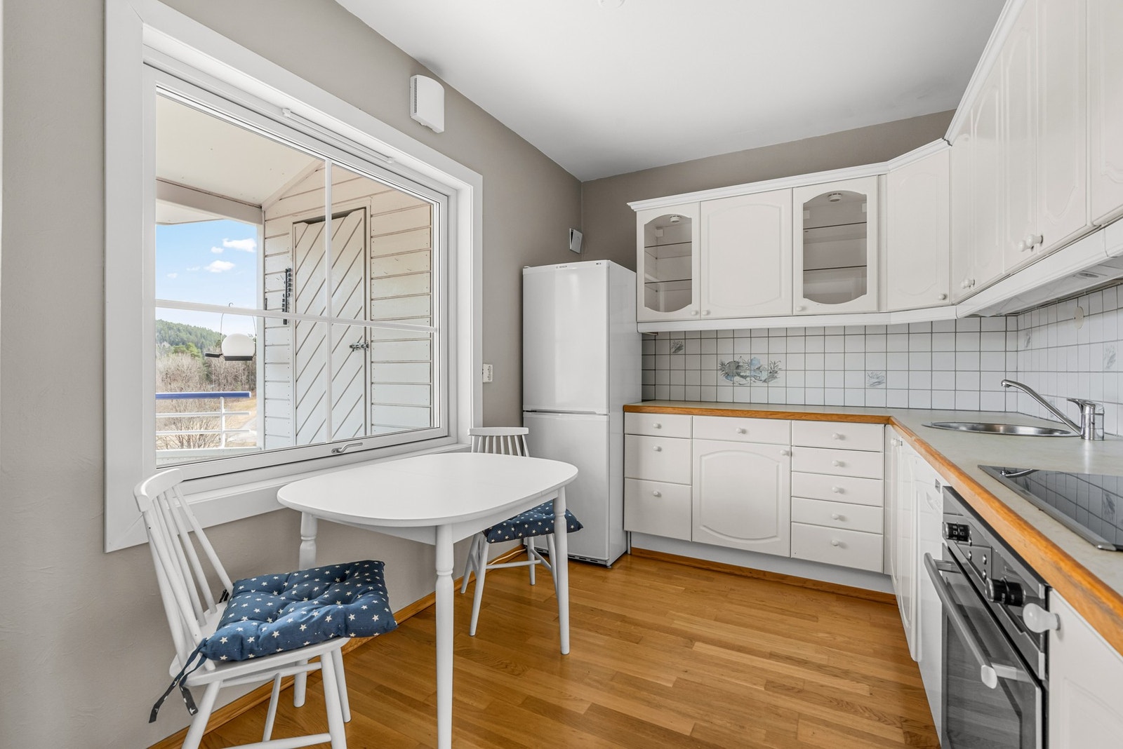 Et romslig kjøkken med plass til spiseplass Galleribilde