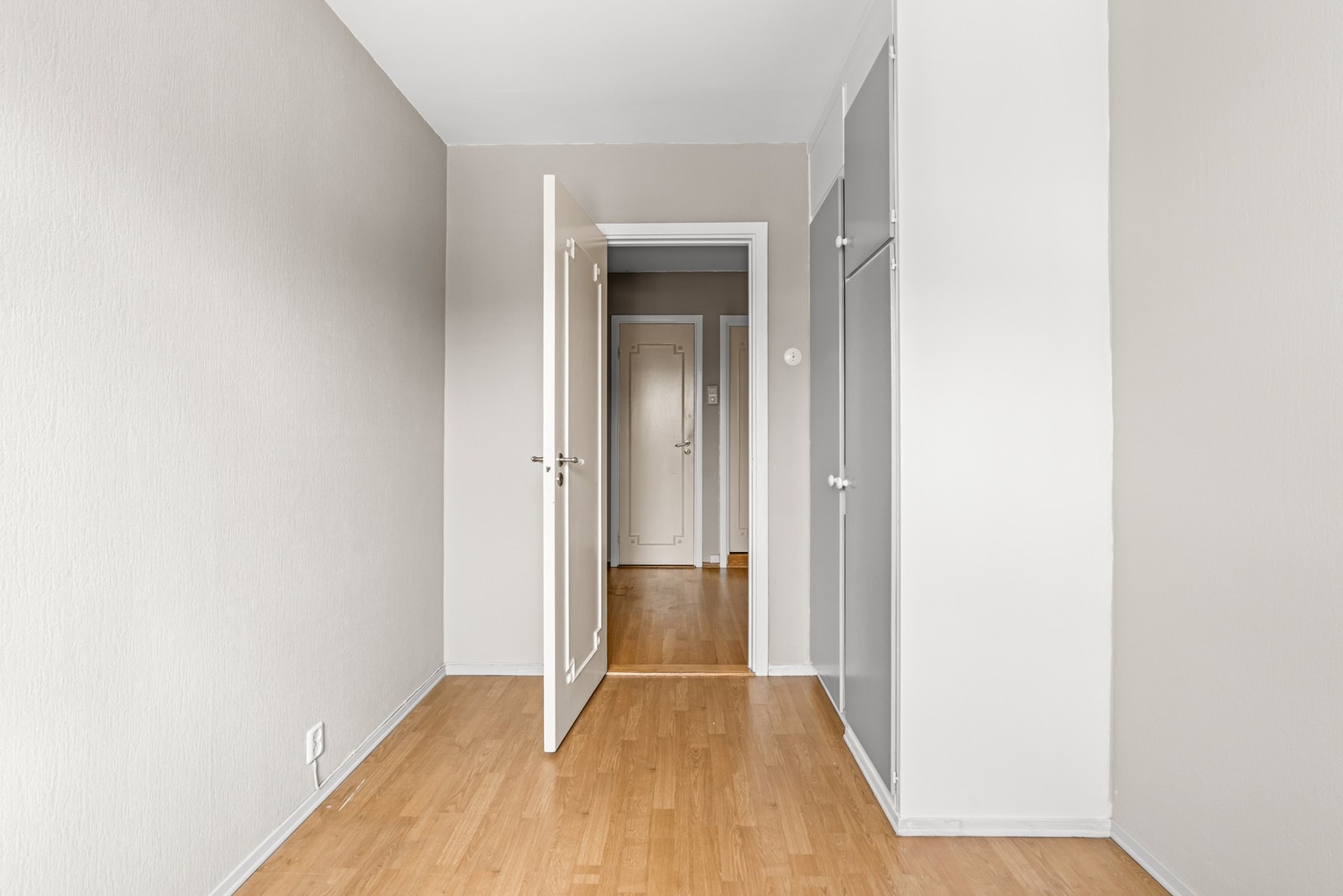 Soverom 2. Begge soverommene i boligen vender ut mot rolig område Galleribilde