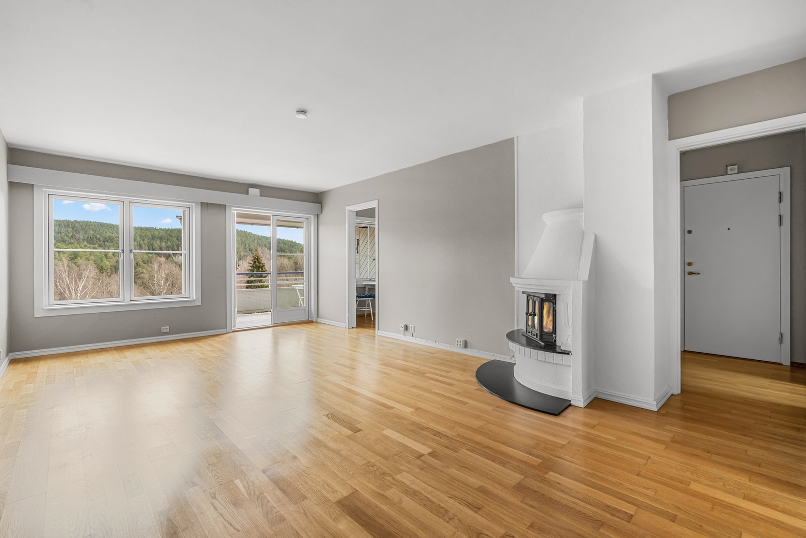 Stuen har parkett på gulv og nymalte overflater Galleribilde