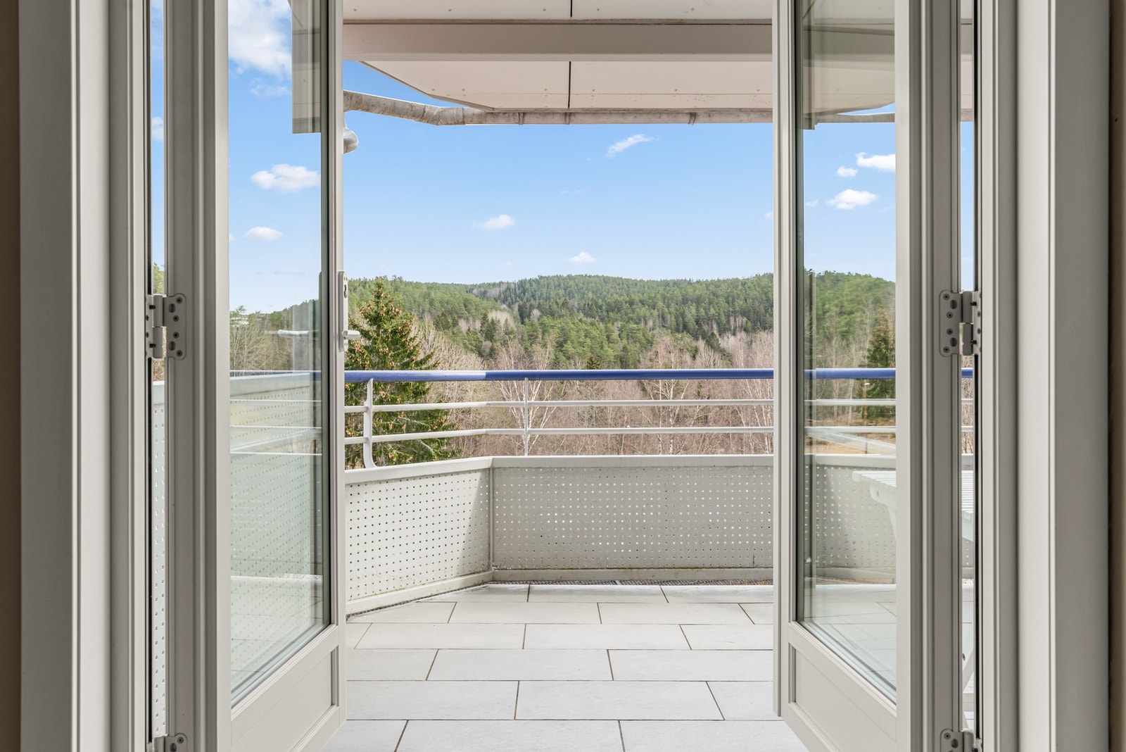 Fra stuen er det utgang til en overbygd balkong på cirka 9 kvm. Galleribilde