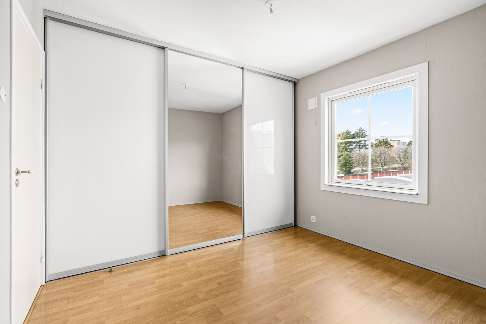 Soverommet har også en stor skyvedørsgarderobe. Galleribilde