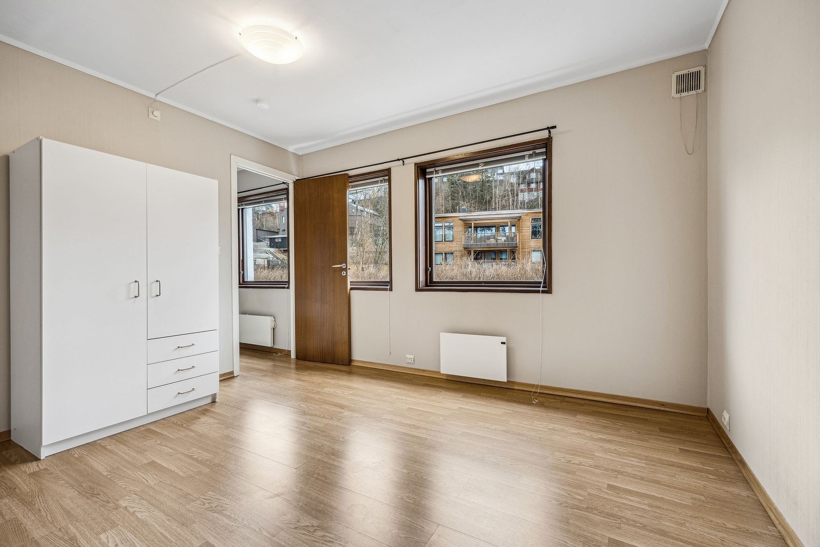 Romslig soverom med garderobeskap. Galleribilde