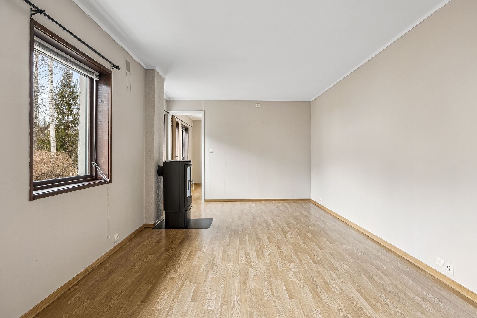 Trivelig stue med peis for kaldere vinterdager, godt med lysinnslipp fra mange store vindusflater. Galleribilde