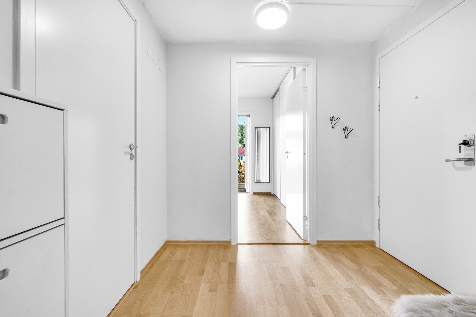 Vi tar turen videre via den romslige entreen og inn på soverommet. Galleribilde