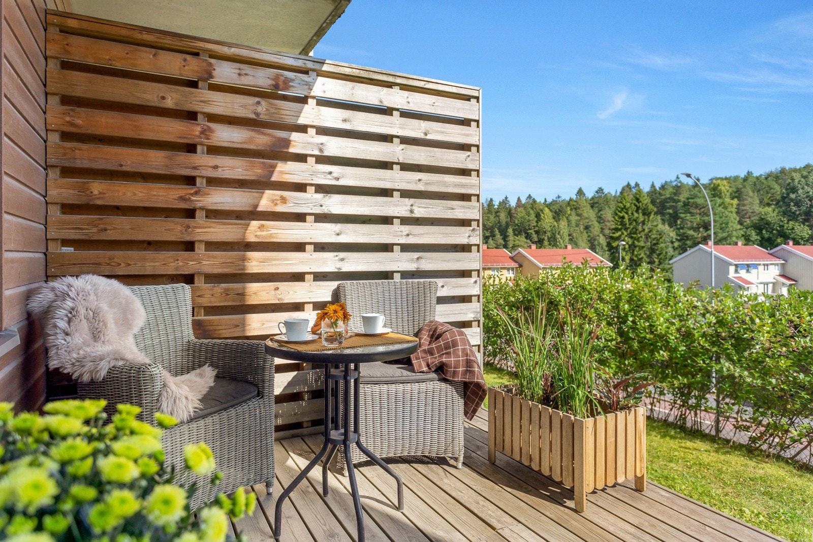 Fra rommet er det utgang til en østvendt, dels overbygd balkong på ca. 12 kvm. Galleribilde