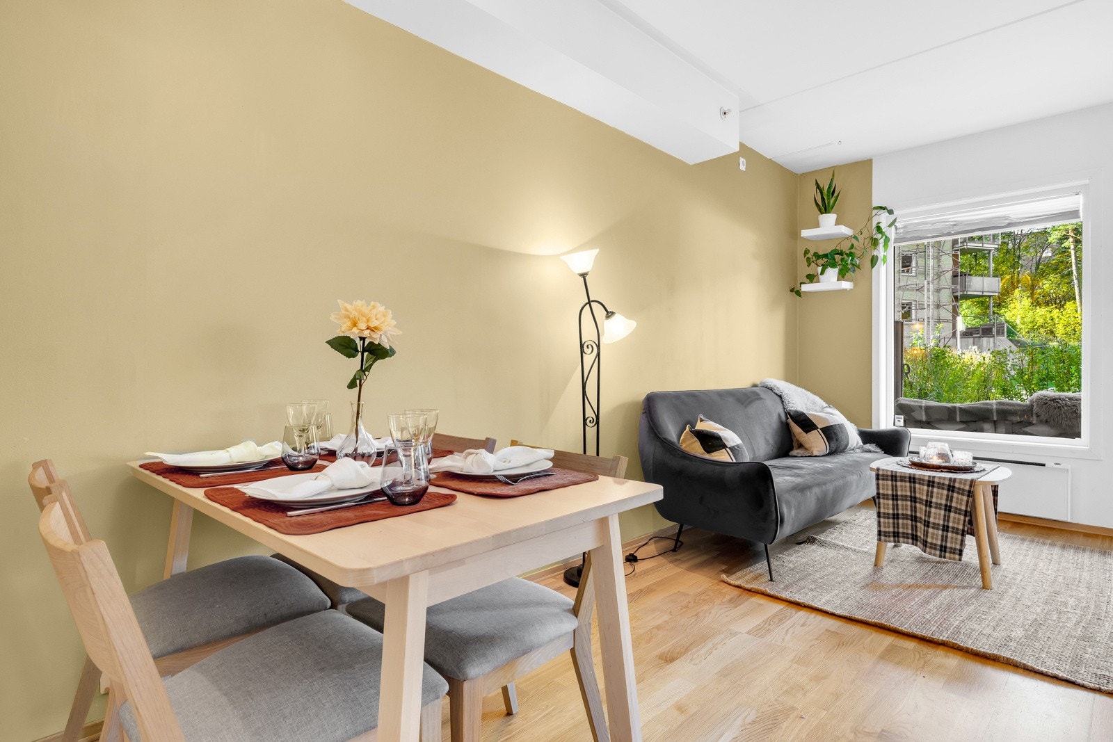 I nærheten av kjøkkenet er det rom for å samle venner til hyggelige måltider rundt et spisebord. Galleribilde