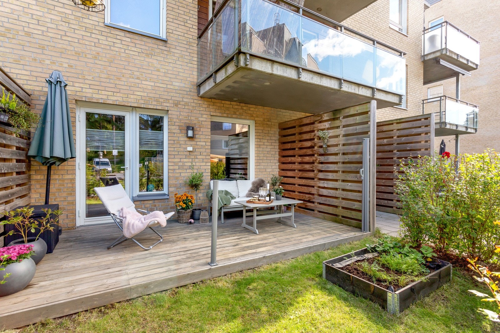 Fra stuesonen er det utgang til en vestvendt, lun terrasse på ca. 12 kvm. Her er det god plass til utemøblement på dekket av impregnert tre. Et lite overbygg sørger for brukstid selv i litt ruskevær, og på husveggen er det montert både utestikk og utebely Galleribilde