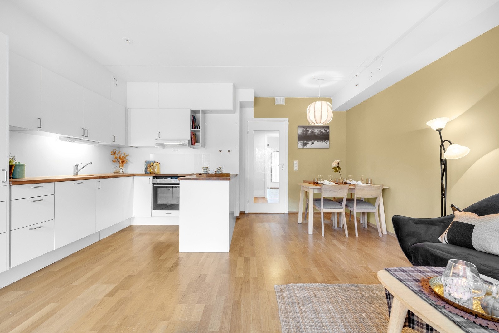 Den åpne stue og kjøkkenløsningen gjør dette til et sosialt allrom. Galleribilde