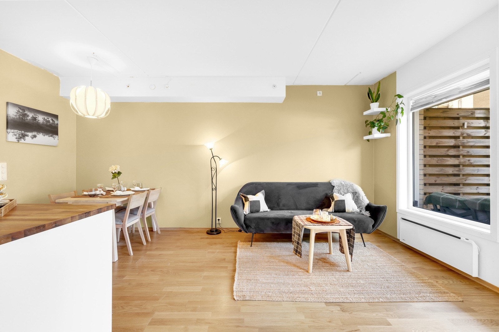 Det er fin plass til sofagruppe, godstol og tv-/mediastasjon. Galleribilde