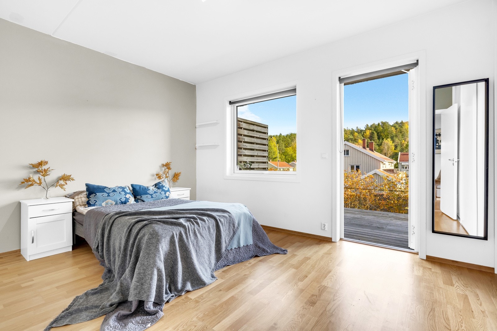 Soverommet er av god størrelse, og byr på utmerket plass til dobbeltseng og tilhørende møblement. Store vindusflater sørger for rikt, naturlig lysinnslipp. Galleribilde