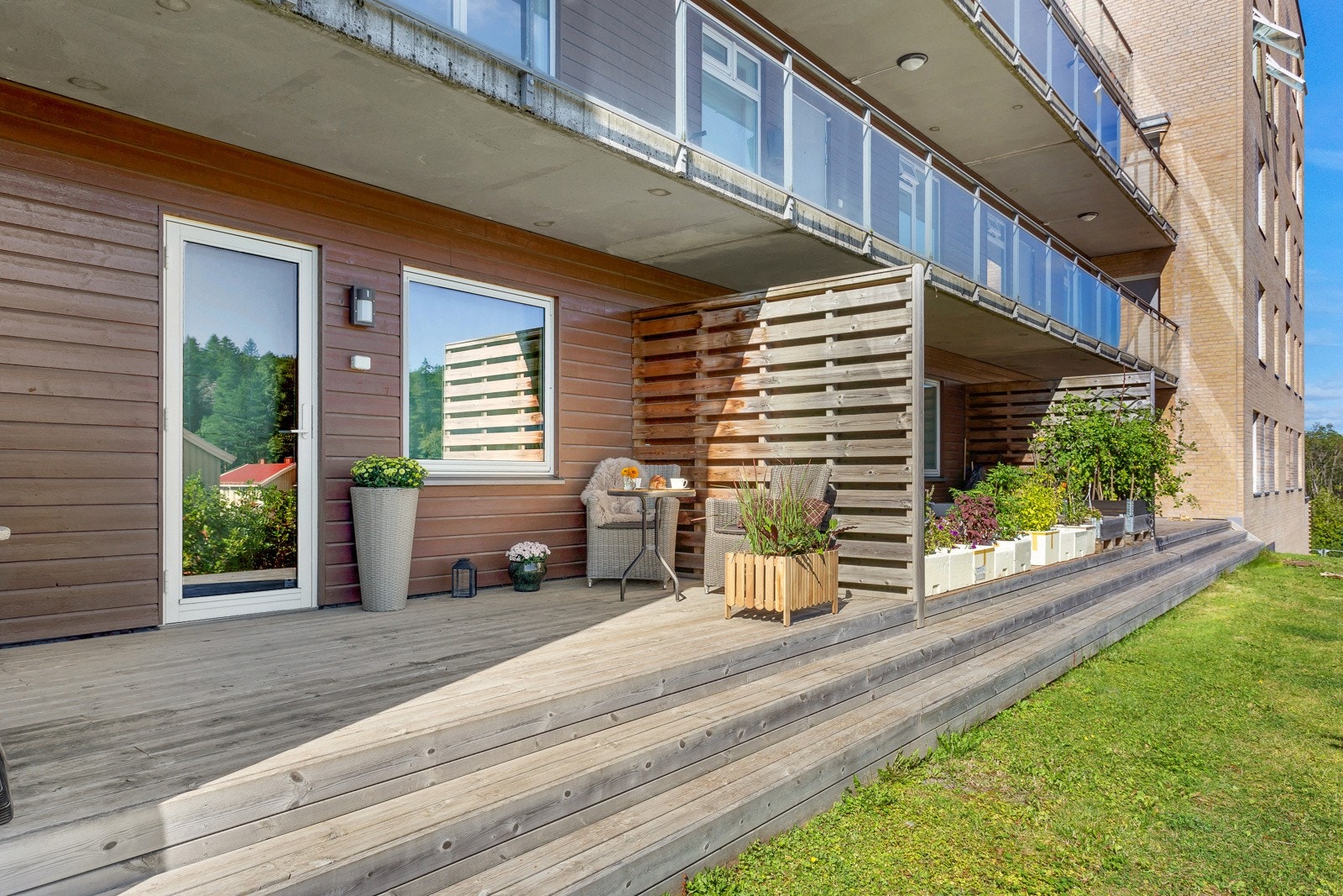 Her skaper høye levegger lune og usjenerte forhold, og terrassen er den perfekte plassen for dagens første kaffekopp i morgensolen. Galleribilde