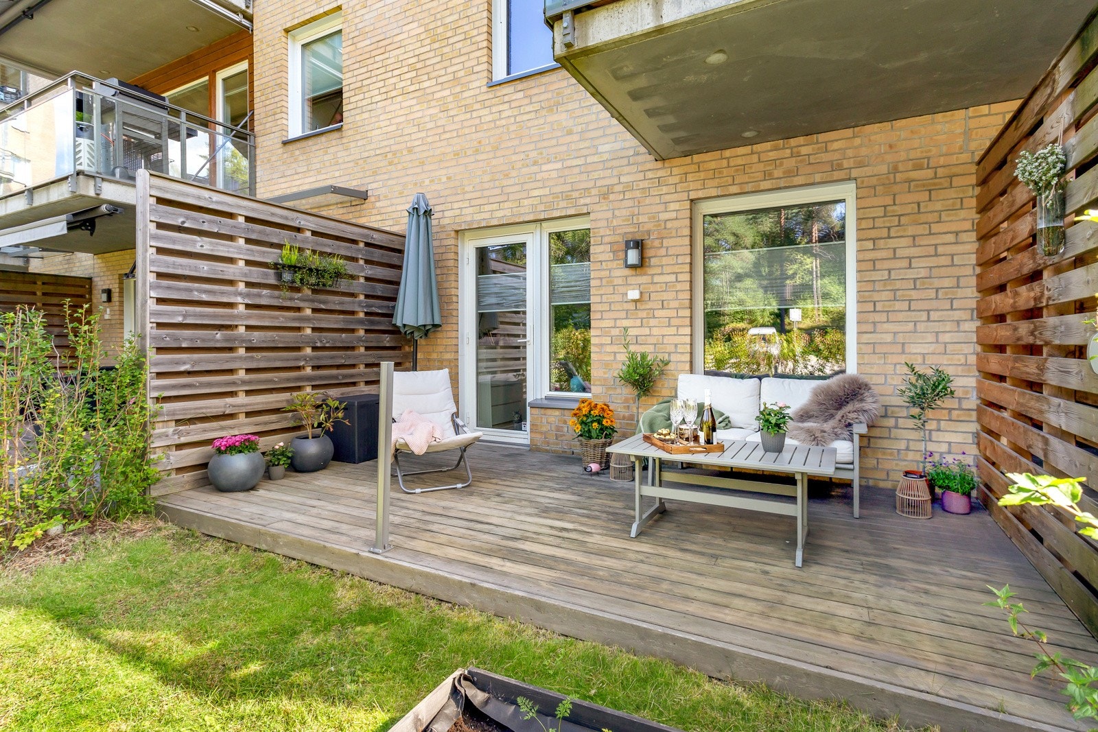 Velkommen til en lys og pen 2-roms fra 2015 med god planløsning, moderne standard og garasjeplass med mulighet for ladeboks. Galleribilde