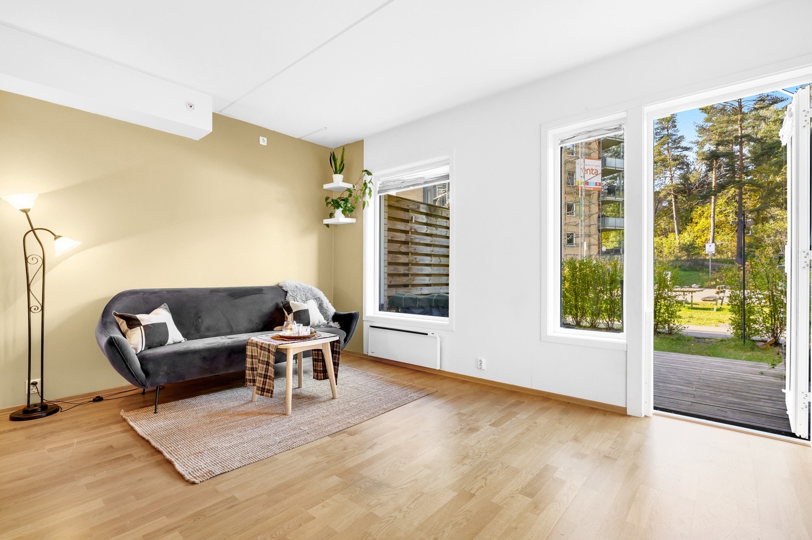 Stuen får godt med naturlig lysinnslipp fra store vindusflater. Vinduene og balkongdørene er fra byggeåret 2015. Galleribilde