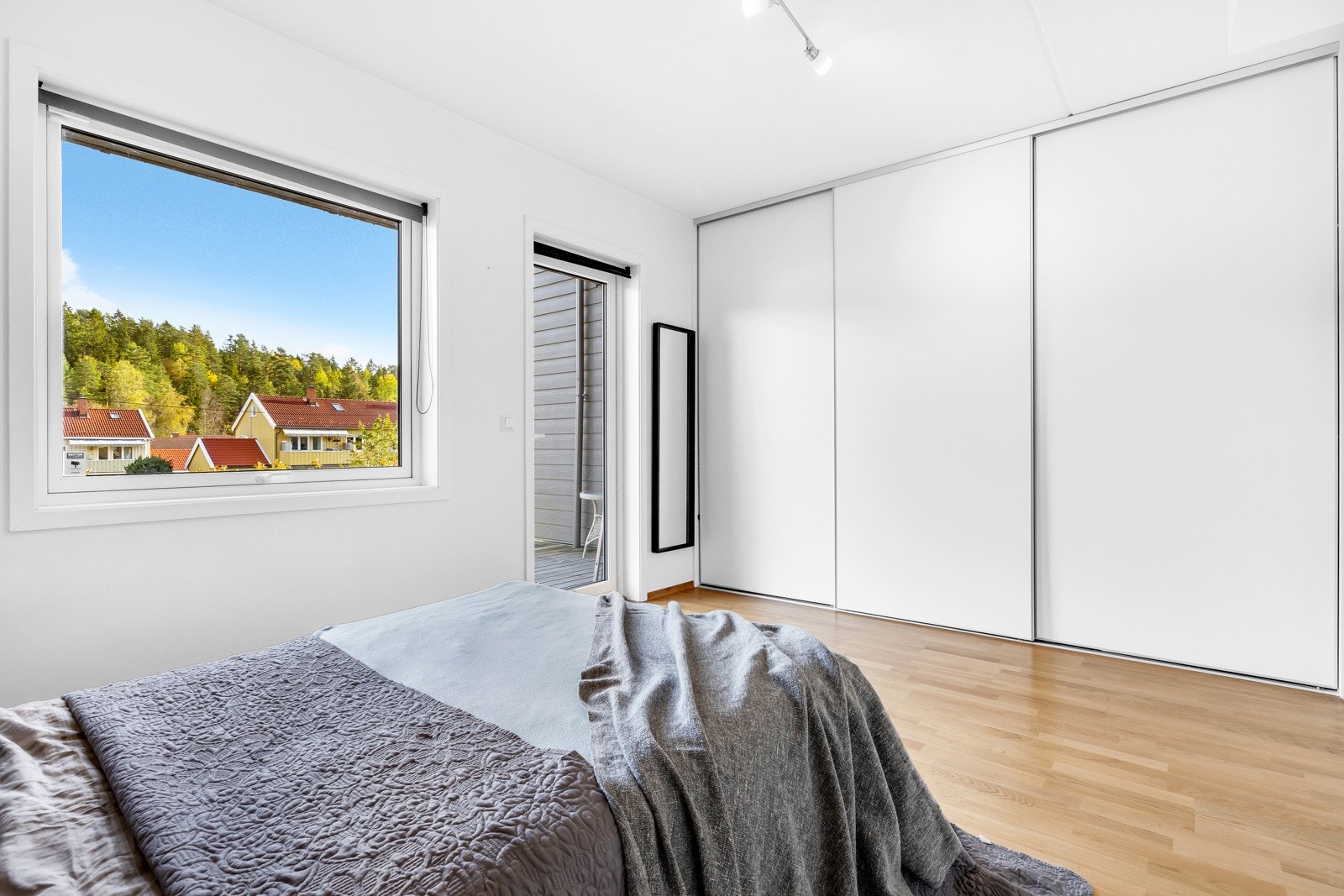 Det er en stor, plassbygd skyvedørsgarderobe på soverommet, og leiligheten har lagringsplass i en disponibel kjellerbod på ca. 6 kvm. Galleribilde