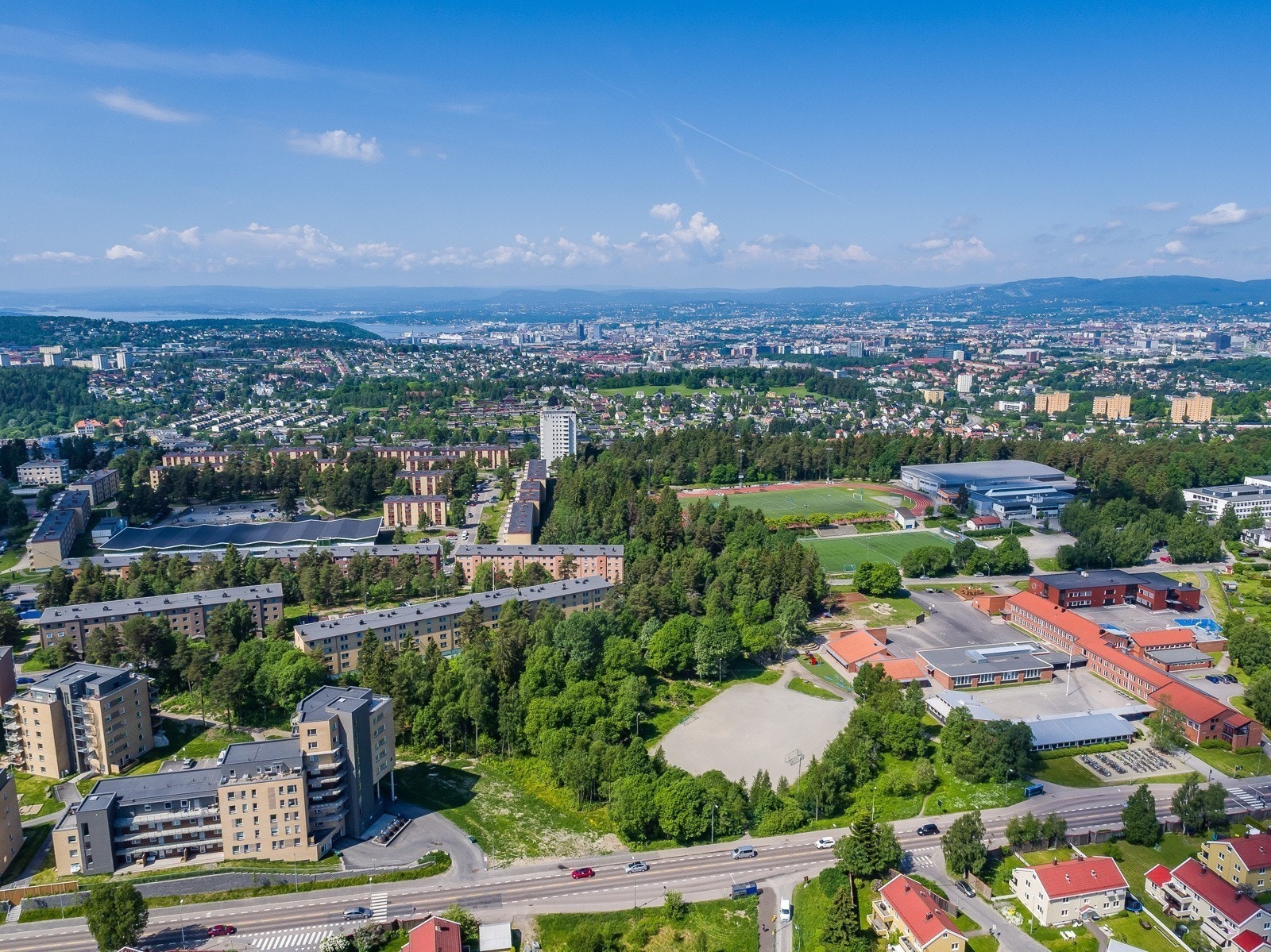 Trasoptunet borettslag til venstre i bildet. Umiddelbar nærhet til Trasop skole og flotte idrettsanlegg med bl.a. fotballbane, løpebane og Oppsal Arena. Galleribilde