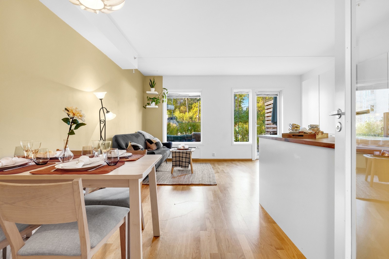 Det er heis i bygget og boligen har en gjennomgående planløsning. Galleribilde