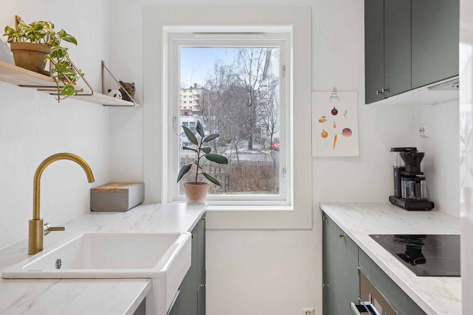 Innredningen har glatte fronter med enkle håndtak. Galleribilde